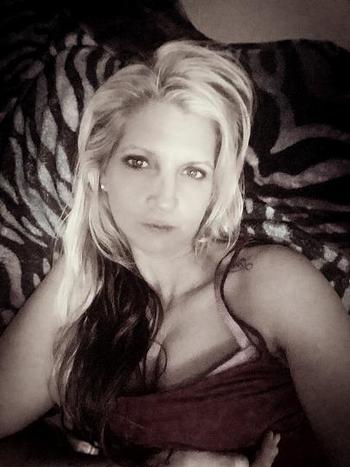 Naughty Alana, 37  female escort, Topeka